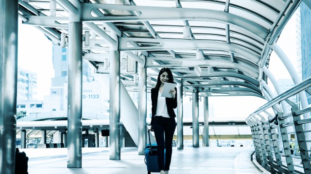 woman_travel_at_airport