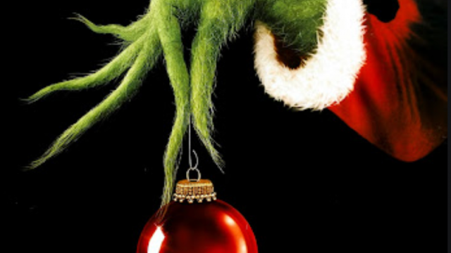 grinch_holding_ornament